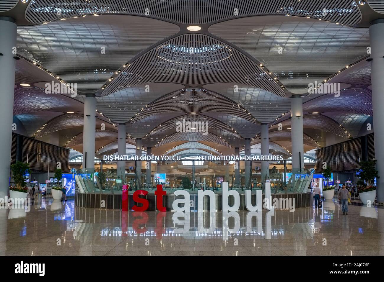 Die Gestaltung des Innenraums der Abflughalle im neuen Flughafen Istanbul Stockfoto