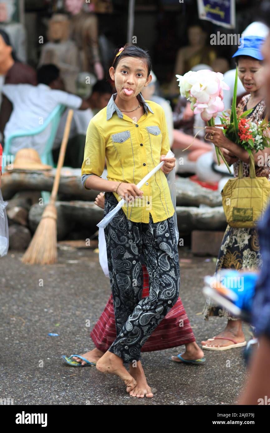 Mädchen in den Straßen von Yangon, Myanmar Stockfoto