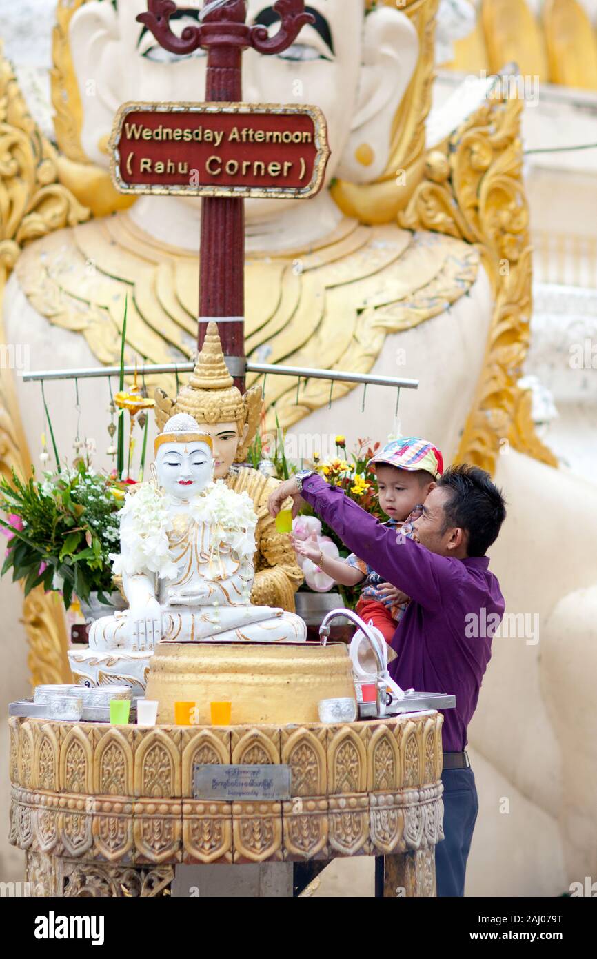 Vater und Sohn an der Shwedagon Pagode, Yangon, Myanmar Stockfoto