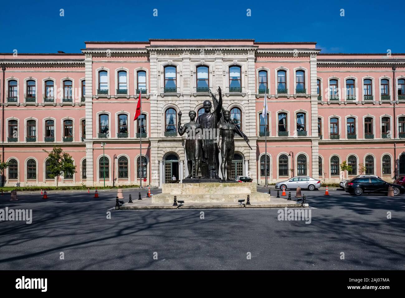 Die Statue von Atatürk und Türkische Flagge vor der Istanbul Universität Campus im Stadtteil Beyazit Stockfoto