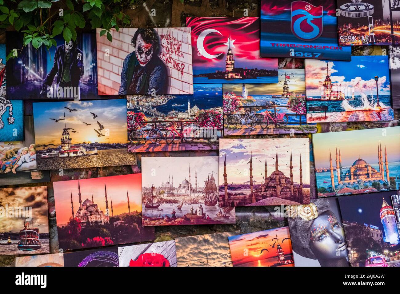 Farbenfrohe Gemälde und Fotografien sind für den Verkauf an einer Wand in der Vorstadt Karaköy angeboten Stockfoto