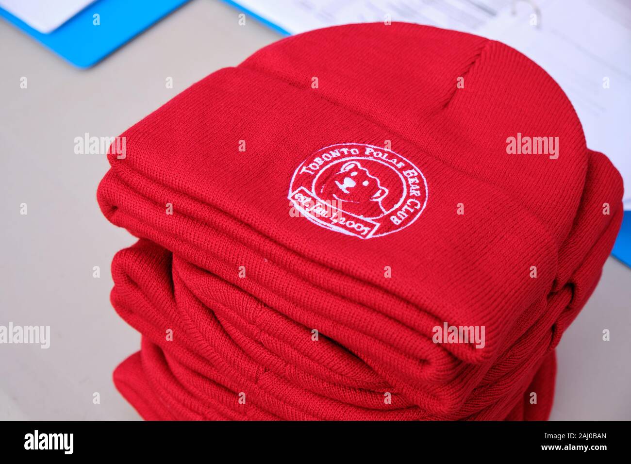 Toque entfernt an die Teilnehmer am Tag des Neuen Jahres Eisbär Bad im Lake Ontario. Toronto, Kanada. Januar 1, 2020. Stockfoto