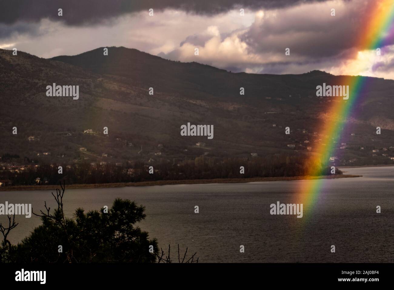 Regenbogen aus den Kastoria-see Stockfoto