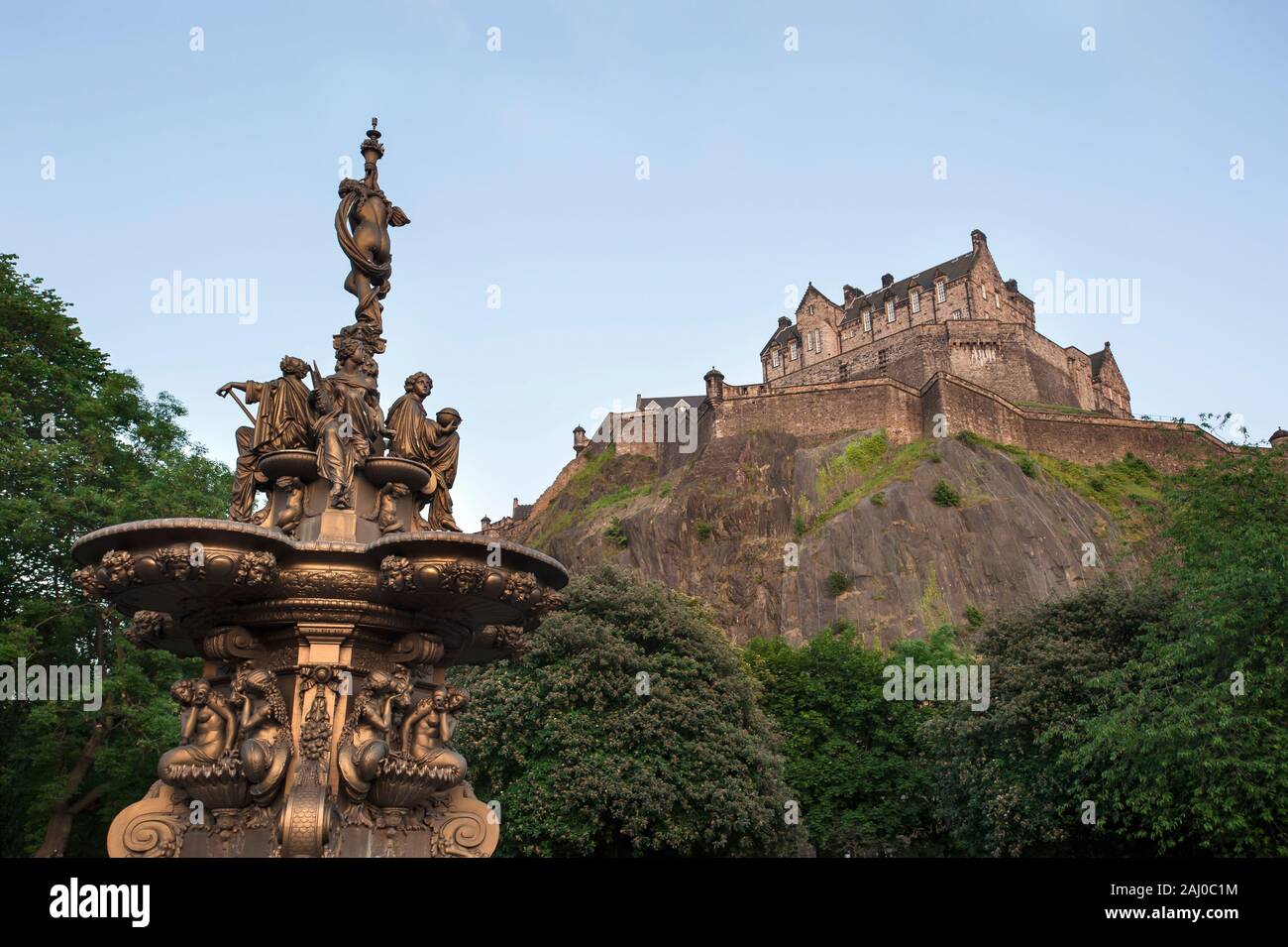 Das Edinburgh Castle von West Princes Street Gardens mit dem Ross Brunnen im Vordergrund Stockfoto