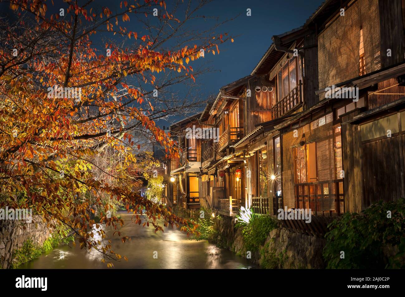 Ein Bach führt an alten Holzhäusern auf Shirakawa Dori im Gionviertel von Kyoto, Japan vorbei Stockfoto