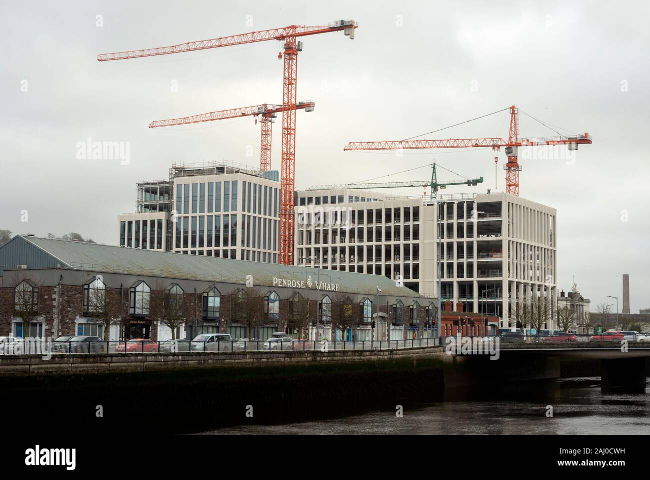 Cork Ireland und die Penrose Dock Entwicklung von JCD Immobilien-Unternehmen und Wilson Architecture in Cork Irland im Bau im Dezember 2019. Stockfoto