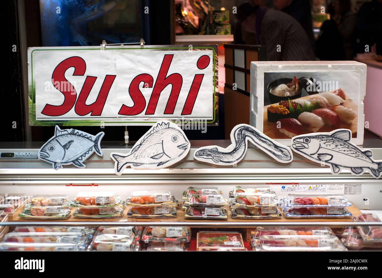 Frisches Sushi zum Verkauf an: Kuromon Ichiba Markt in Osaka, Japan Stockfoto