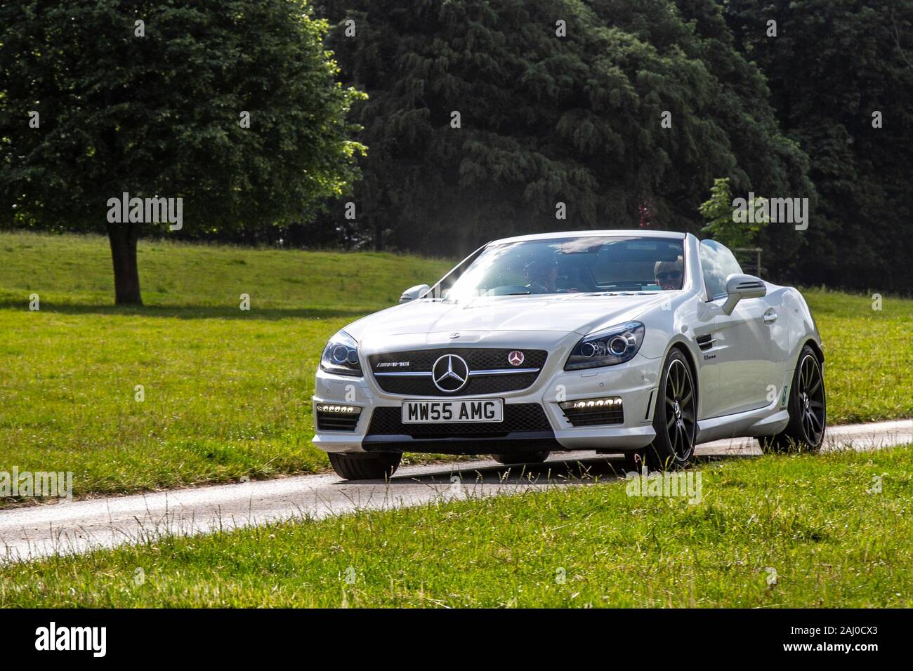 2014 weiß Mercedes-Benz Slk55 AMG Auto Cabriolet; klassische Fahrzeuge, historisch, geschätzt, alte Zeiten, Sammlerstück restaurierter Vintage-Veteran, Fahrzeuge von gestern, die zum historischen Motorsport-Event von Mark Woodward in Leighton Hall, Carnforth, Großbritannien, eintreffen Stockfoto