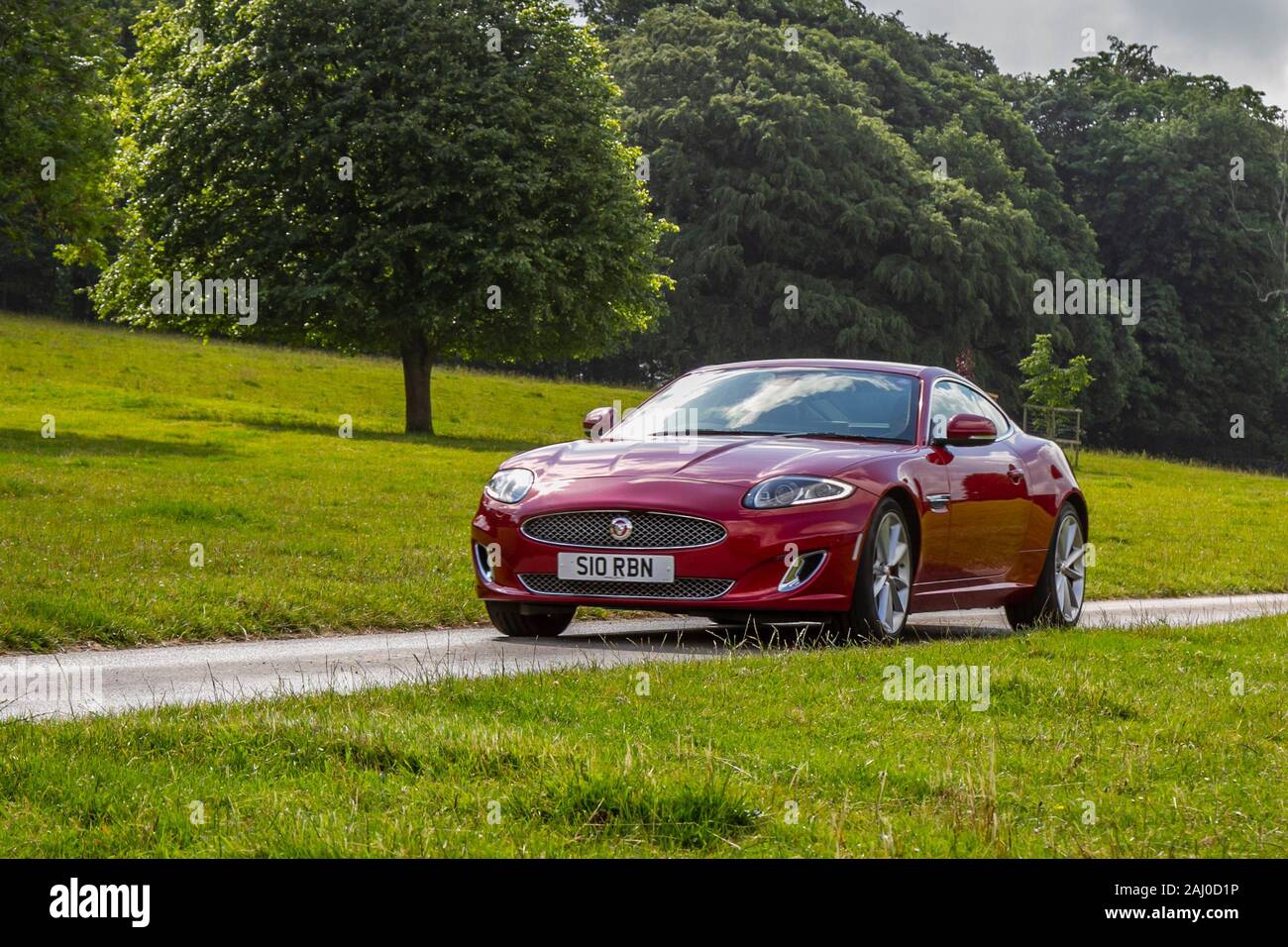 2014 red Jaguar XK Signatur Auto; klassische Autos, historics, gehegt und gepflegt, Oldtimer, sammelbaren restaurierten alten Veteran, Fahrzeuge vergangener Zeiten anreisen, für die Mark Woodward historischen Motorsport event bei Leighton Hall, Carnforth, Großbritannien Stockfoto