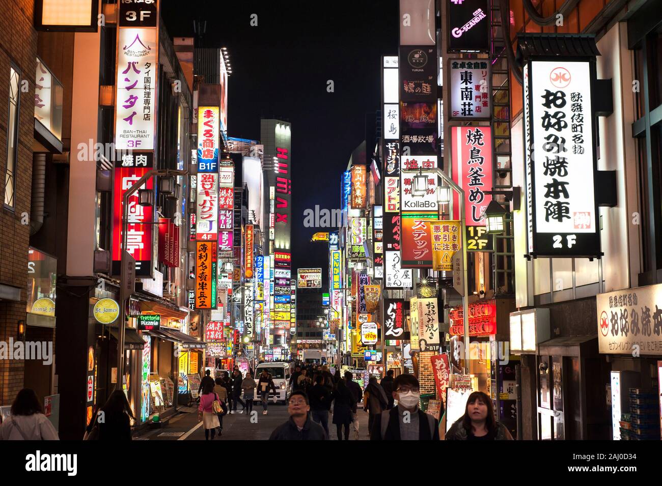 Osaka, JAPAN - 28. November 2017 - Neon-Schilder beleuchten das Vergnügungsviertel Namba in Osaka, Japan Stockfoto