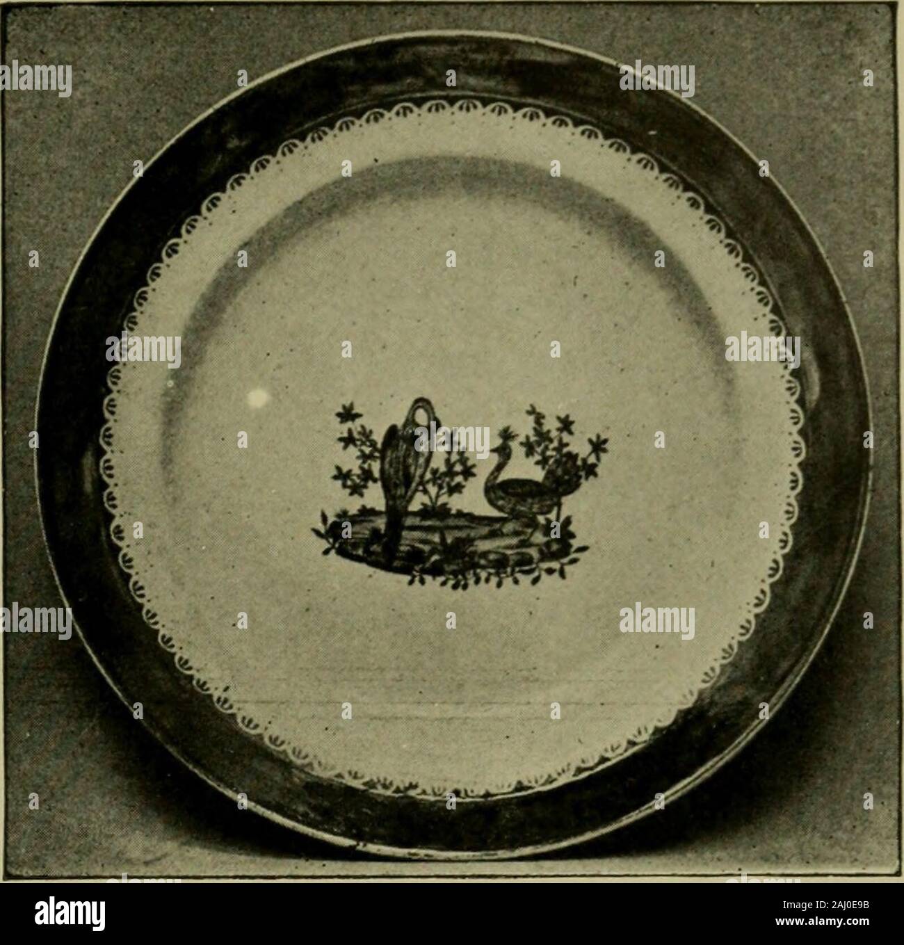 Künstliche weiche Paste Porzellan: Frankreich, Italien, Spanien und England. 21. Fritte einfügen Platte (9 Zoll). Deko in Blau. Tournay, Frankreich, ca. 1760. 22. Fritte einfügen Platte (9 £ Zoll). Emaille Farben, Blau und Gold. Tournay, Frankreich, um 1755. Stockfoto
