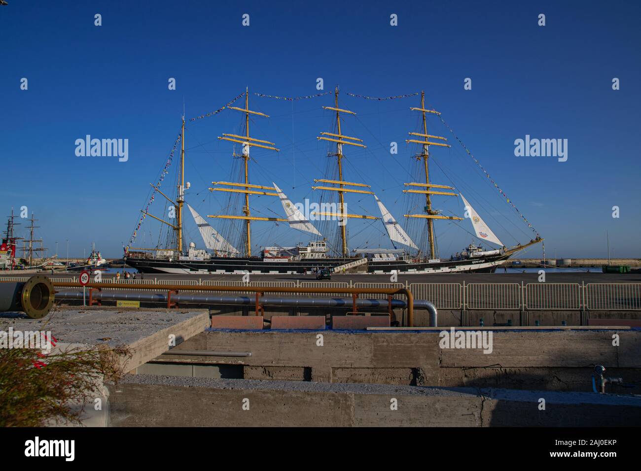 Teneriffa/Spanien; 27. Dezember 2019: Krusenstern Viermastbark, Russische Segelschulschiff, im Hafen von Santa Cruz, Kanarische Inseln, Spanien Stockfoto