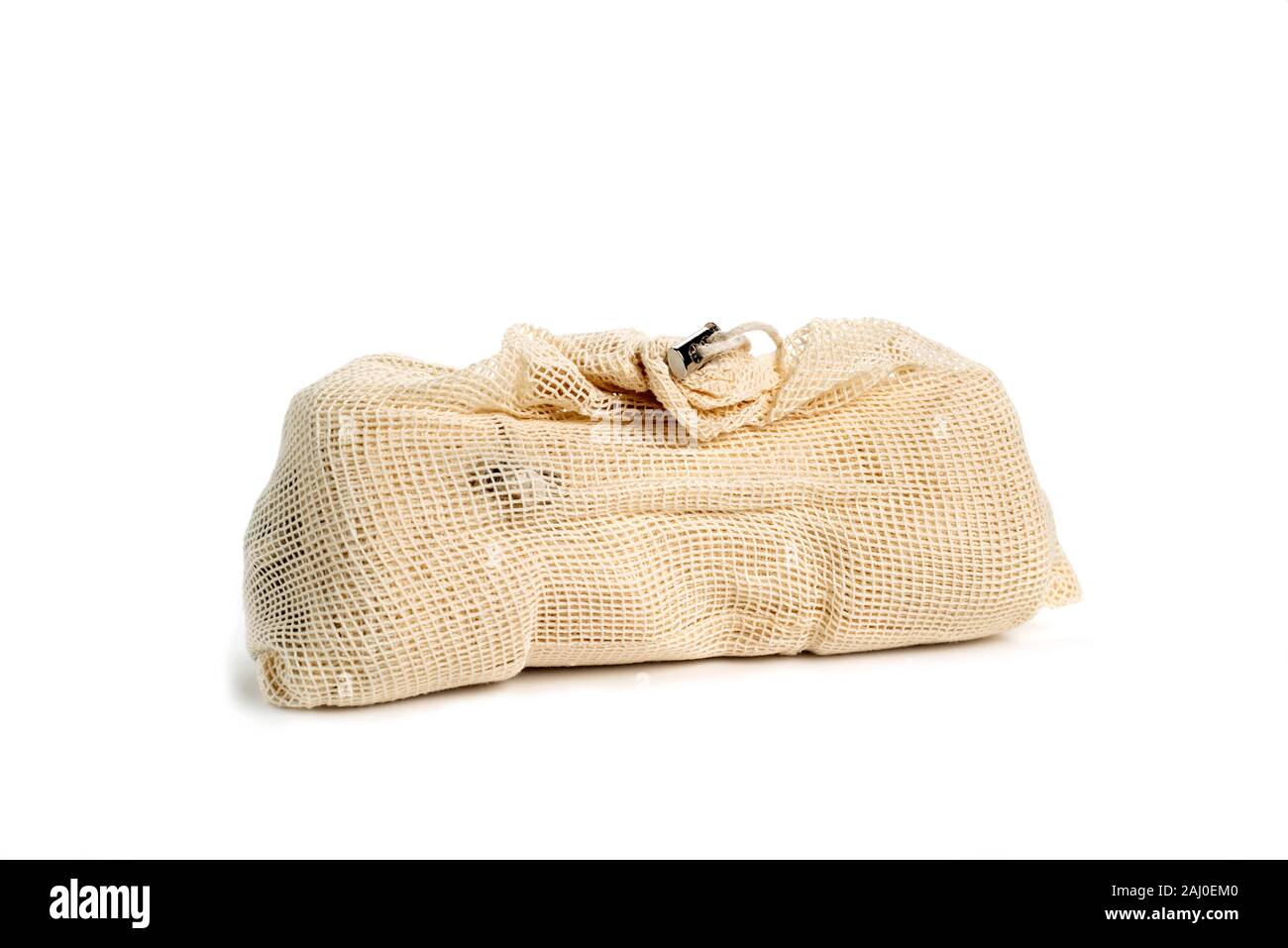 Nahaufnahme der Einige textile Wiederverwendbare mesh Taschen Lebensmittel Lose zu kaufen, als Maßnahme zur Verringerung der Umweltverschmutzung aus Kunststoff, auf weißem Hintergrund Stockfoto