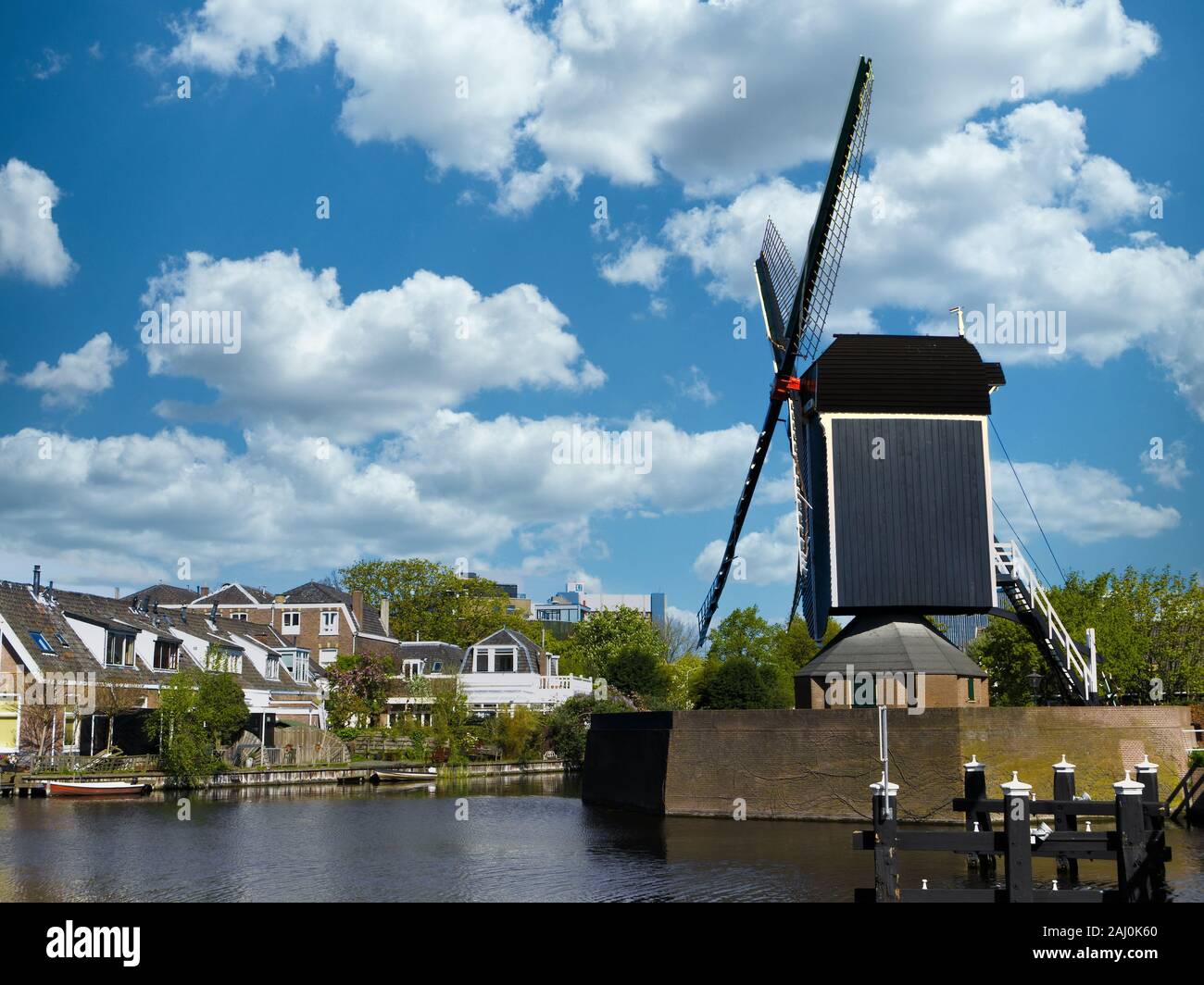 Iconic Konzept Bild der Niederländischen Landschaft unter einem sonnigen Frühling Himmel in der niederländischen Stadt Leiden, Niederlande Stockfoto