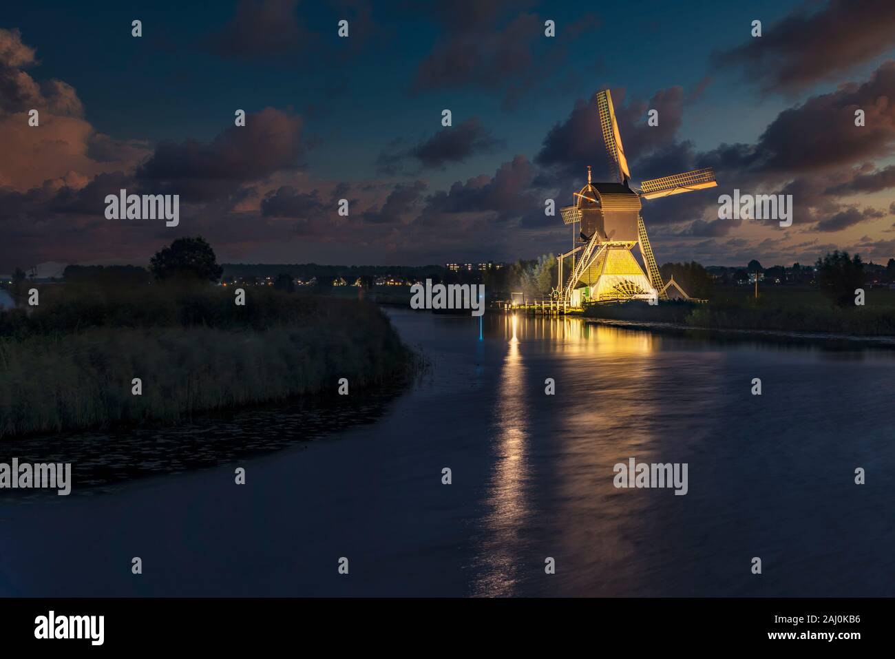 Betriebsfähige Windmühle Wartung ihrer Pflicht unter einer warmen bewölkt und sonnig Wetter Kinderdijk, Niederlande Stockfoto