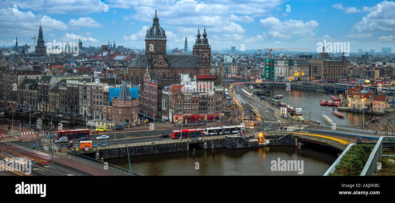 Panorama von einer warmen und sonnigen bewölkten Tag auf die Basilika Saint Nicolas in Amsterdam, Niederlande Stockfoto