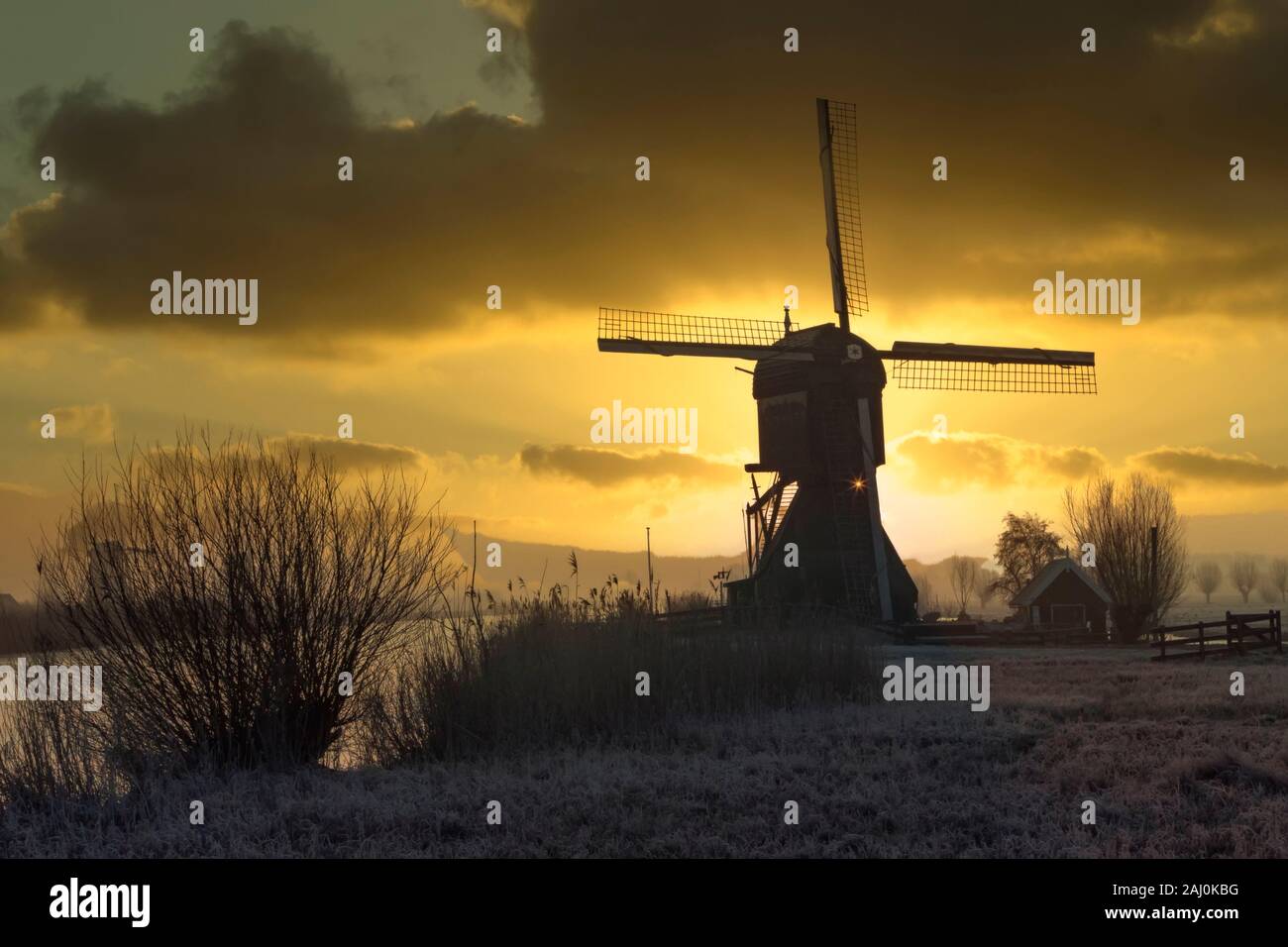 Mühle Silhouette am frühen Morgen Sonnenaufgang in Niederlande Stockfoto