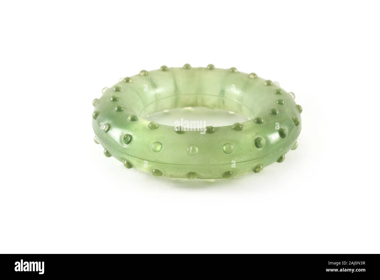 Runde Gummi carpal Expander auf weißem Hintergrund Stockfoto