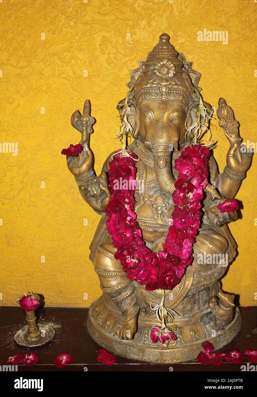Ganesh Bronze Statue mit Blumengirlande, Gujarat, Indien Stockfoto
