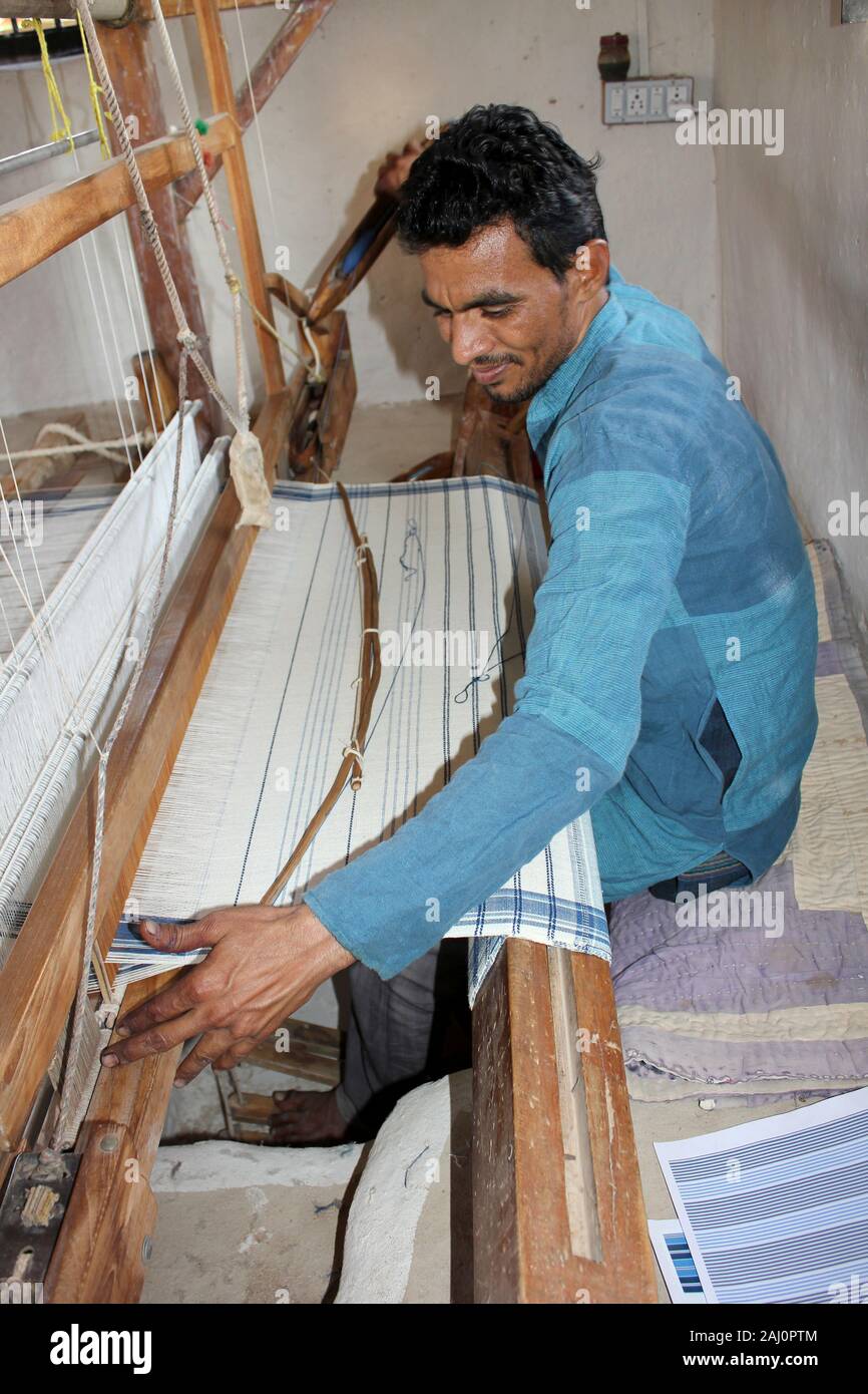 Man Weben am Webstuhl, tolle Rann von Kutch, Gujarat, Indien Stockfoto