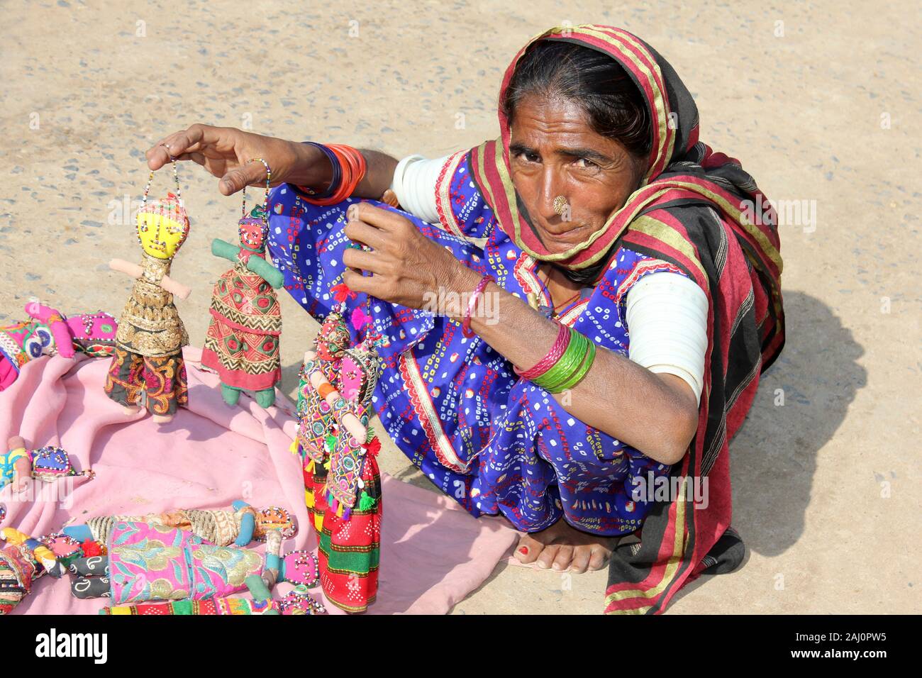 Stammfrau, Die Handgefertigte Toy Dolls, Nirona, Bhuj, Great Rann Of Kutch, Gujarat, Indien Verkauft Stockfoto