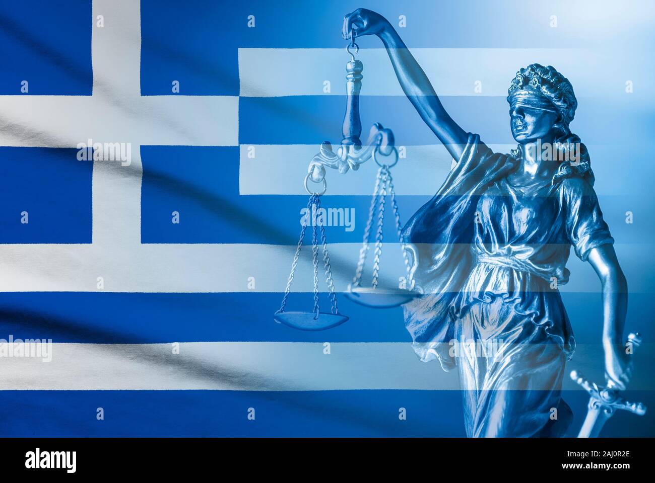 Griechische Flagge und Abbildung der Gerechtigkeit in Full Frame Stockfoto