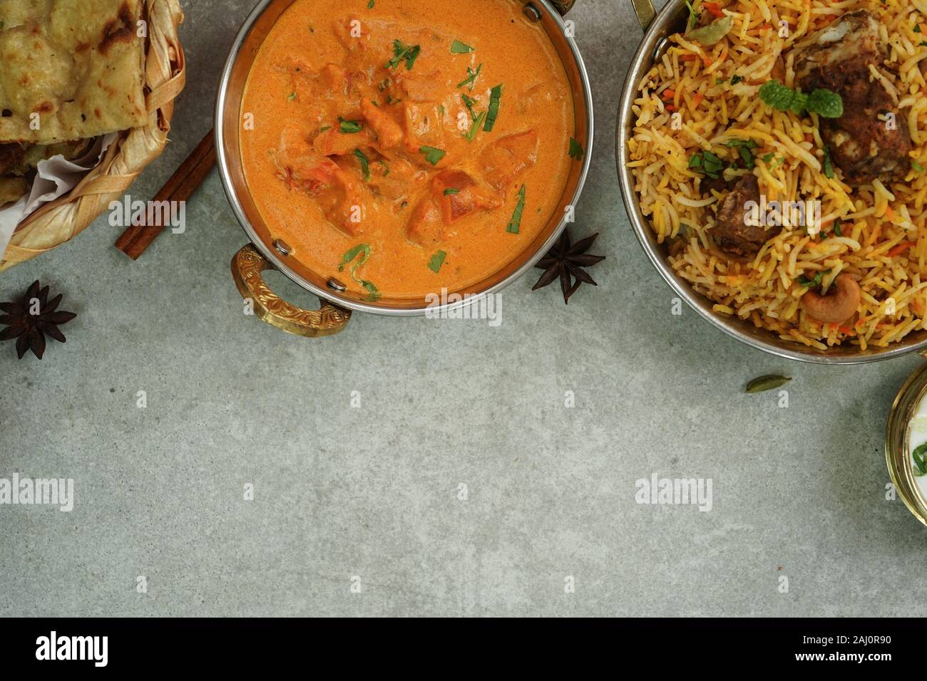 Indisches essen Menü - Ziege Biryani Butter Chicken Naan Hintergrund Stockfoto