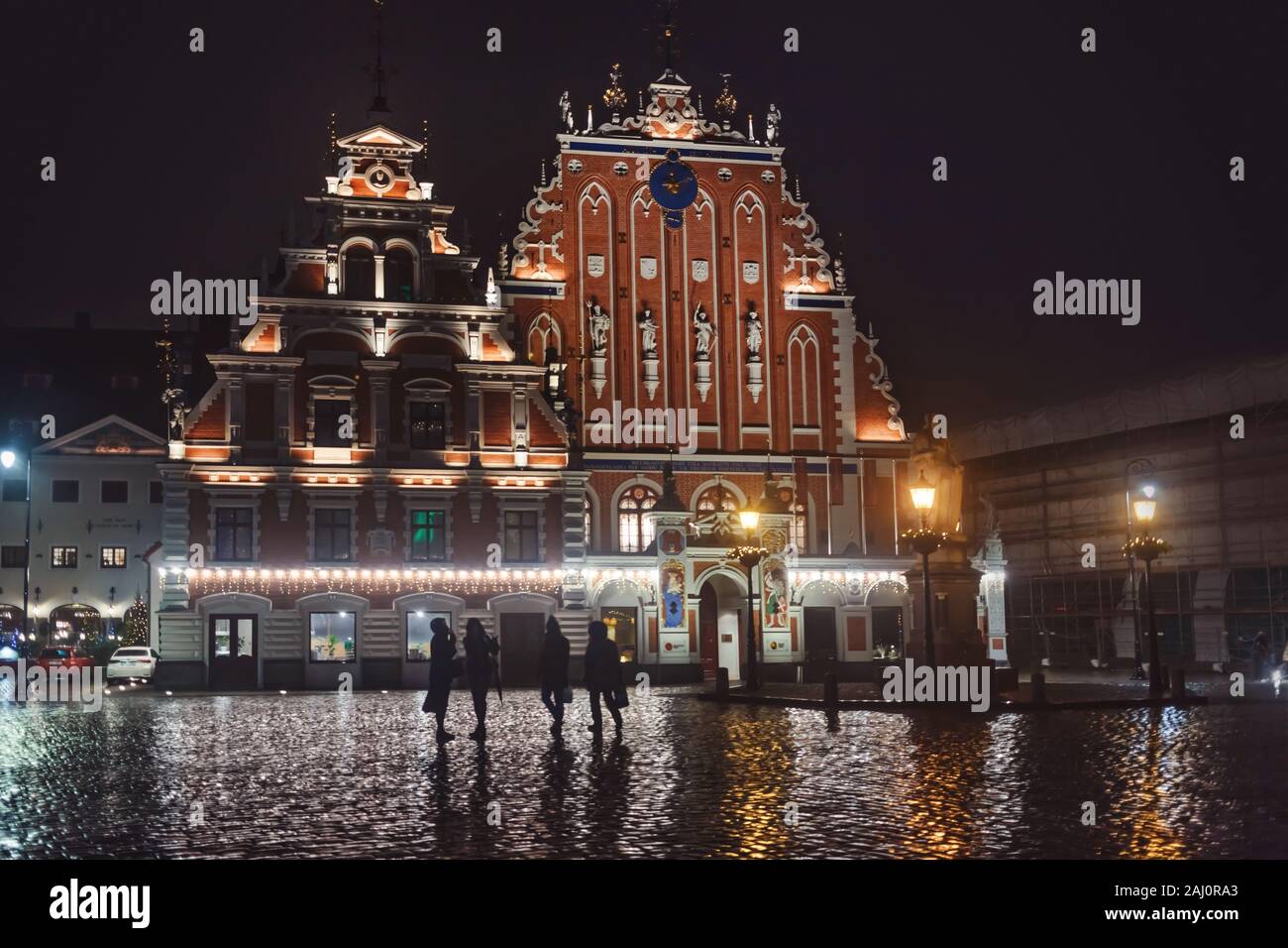 Rathausplatz mit Schwarzhäupterhaus in der Nacht in Riga, Lettland. Stockfoto