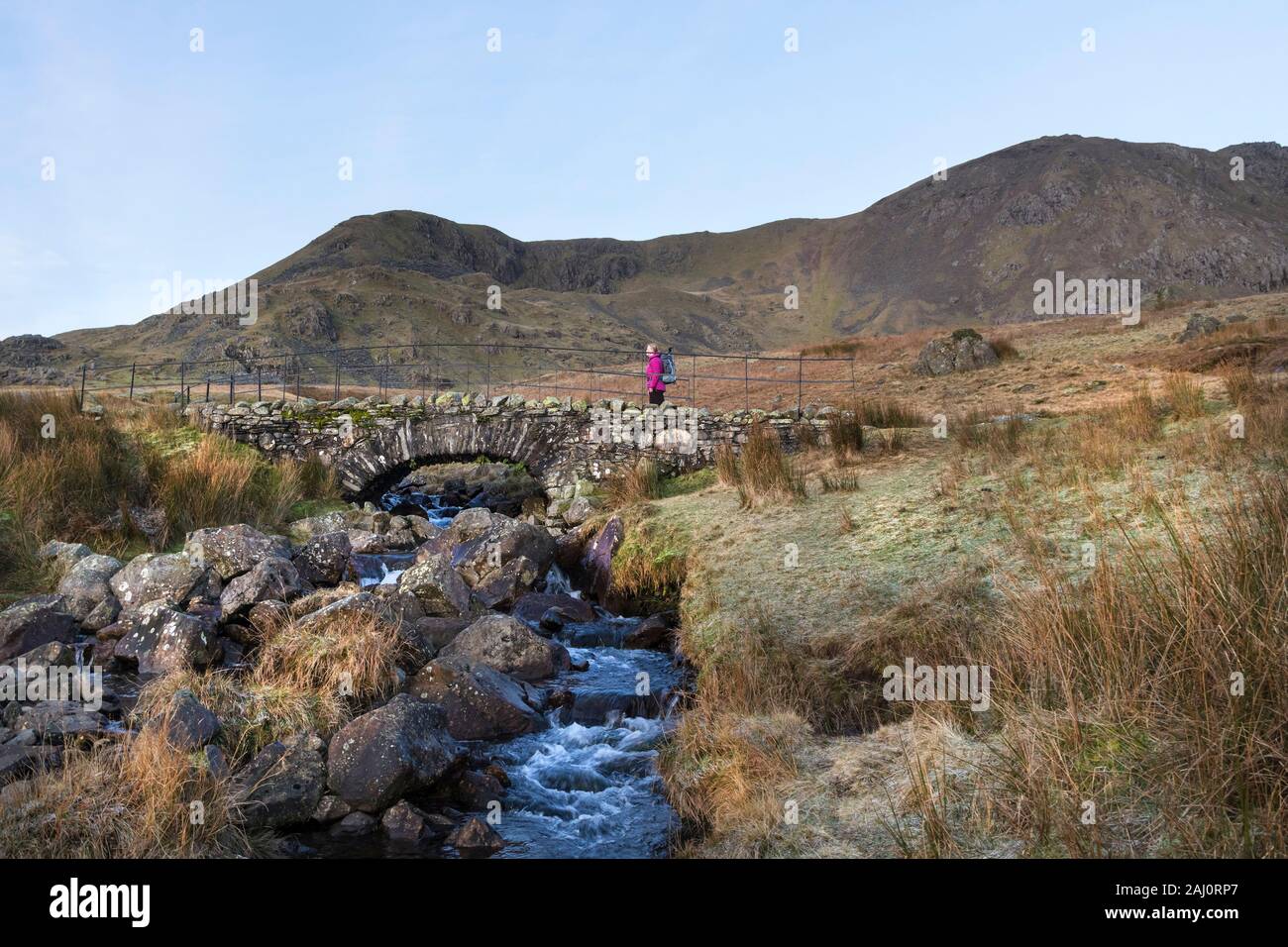 Walker Crossing Torver Brücke mit braunen Hecht und Buck Pike als Hintergrund, Coniston, Lake District, Cumbria, Großbritannien Stockfoto