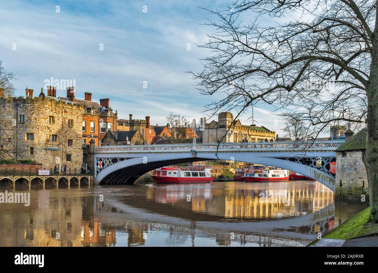 YORK ENGLAND DIE LENDAL TURM UND DIE EINGERICHTETE LENDAL BRÜCKE ÜBER DEN FLUSS OUSE Stockfoto