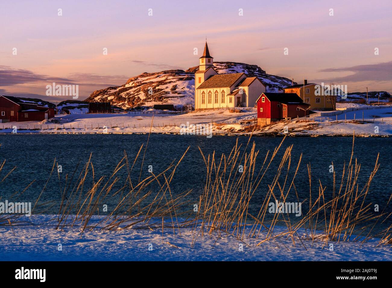 Hillesoy Dorfkirche, winter schnee kalt Landschaften auf der Insel Kvaløya in Tromsø Gemeinde in Troms County, Norwegen. Stockfoto