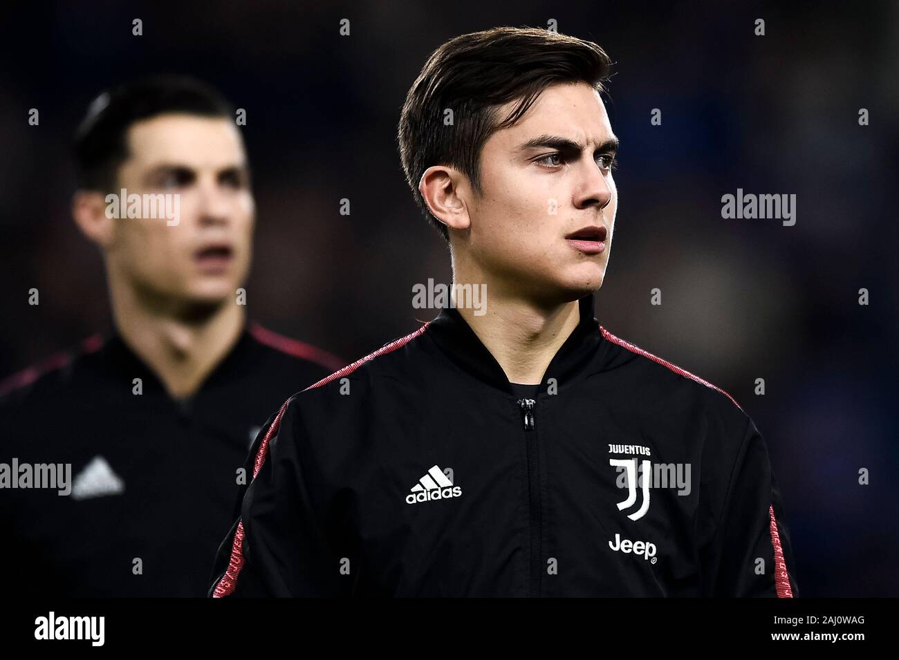 Genua, Italien. 18 Dezember, 2019: Paulo Dybala (R) der FC Juventus als Cristiano Ronaldo von Juventus Turin FC ist im Hintergrund vor der Serie ein Fußballspiel zwischen UC Sampdoria und Juventus Turin. FC Juventus gewann 2-1 über UC Sampdoria. Credit: Nicolò Campo/Alamy leben Nachrichten Stockfoto