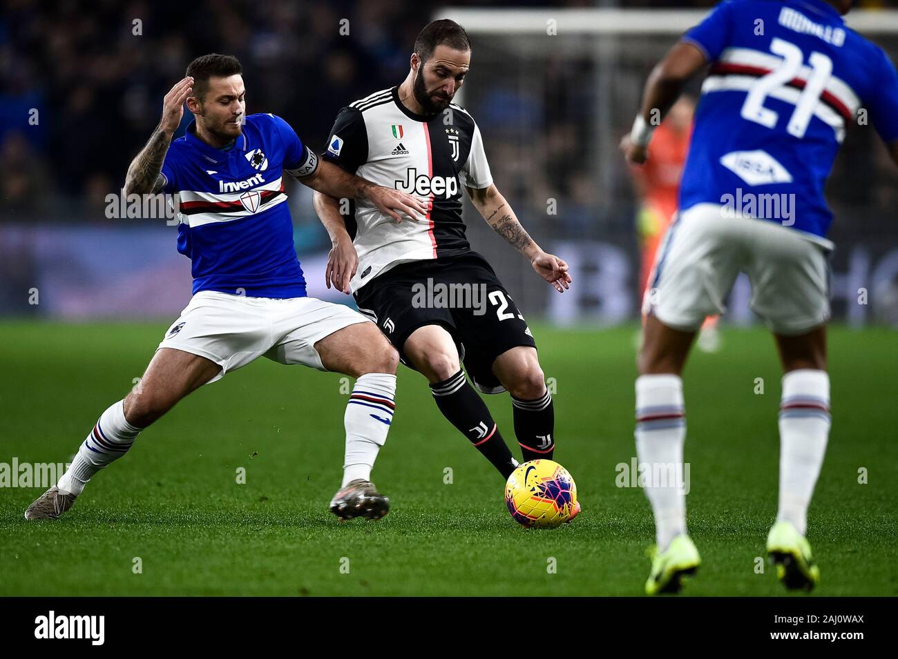 Genua, Italien. 18 Dezember, 2019: Gonzalo Higuain (R) der FC Juventus ist von Karol Linetty von UC Sampdoria in der Serie A Fußballspiel zwischen UC Sampdoria und Juventus FC herausgefordert. FC Juventus gewann 2-1 über UC Sampdoria. Credit: Nicolò Campo/Alamy leben Nachrichten Stockfoto