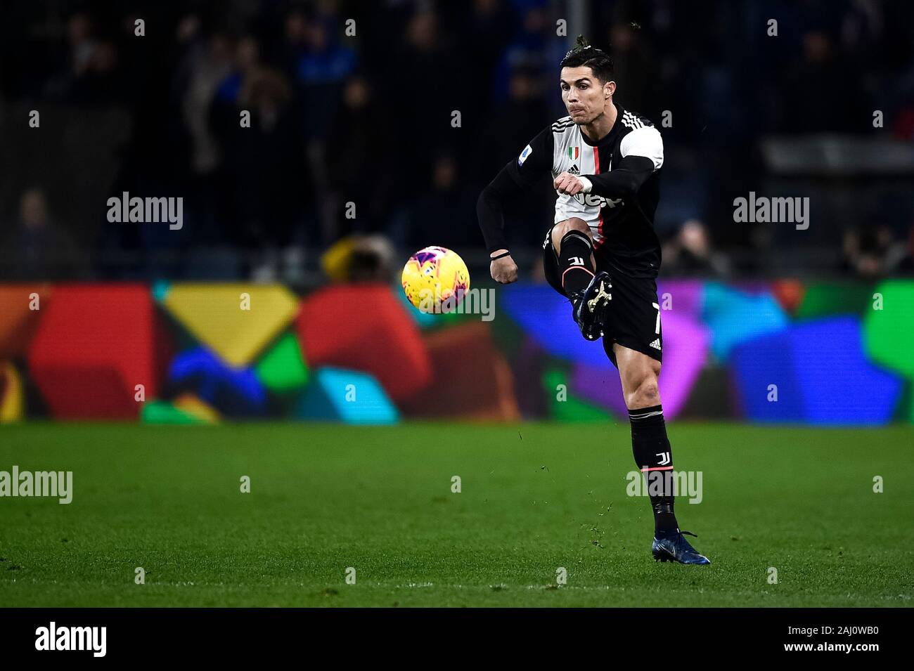 Genua, Italien. 18 Dezember, 2019: Cristiano Ronaldo von Juventus Turin FC kickt den Ball während der Serie ein Fußballspiel zwischen UC Sampdoria und Juventus Turin. FC Juventus gewann 2-1 über UC Sampdoria. Credit: Nicolò Campo/Alamy leben Nachrichten Stockfoto