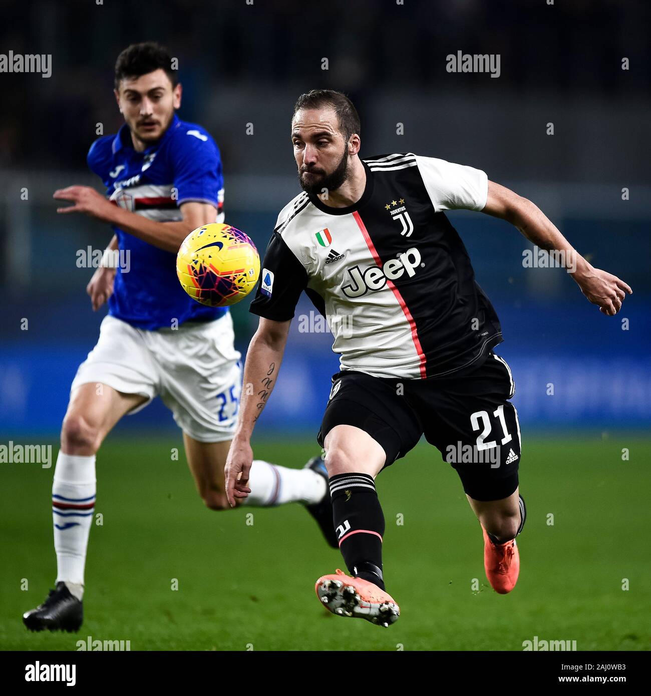 Genua, Italien. 18 Dezember, 2019: Gonzalo Higuain (R) der FC Juventus in Aktion während der Serie ein Fußballspiel zwischen UC Sampdoria und Juventus Turin. FC Juventus gewann 2-1 über UC Sampdoria. Credit: Nicolò Campo/Alamy leben Nachrichten Stockfoto