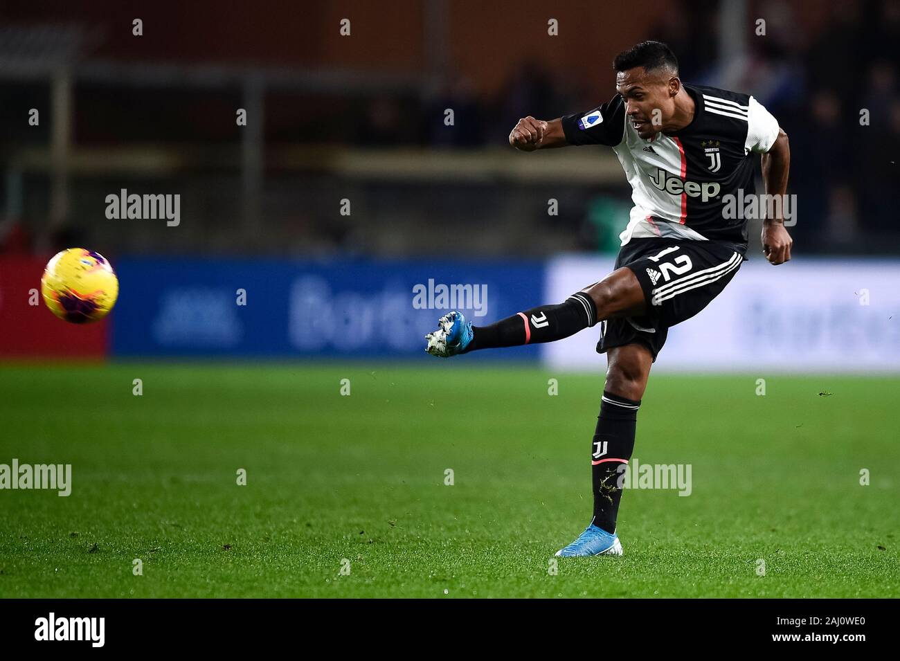 Genua, Italien. 18 Dezember, 2019: Alex Sandro von Juventus Turin FC kickt den Ball während der Serie ein Fußballspiel zwischen UC Sampdoria und Juventus Turin. FC Juventus gewann 2-1 über UC Sampdoria. Credit: Nicolò Campo/Alamy leben Nachrichten Stockfoto