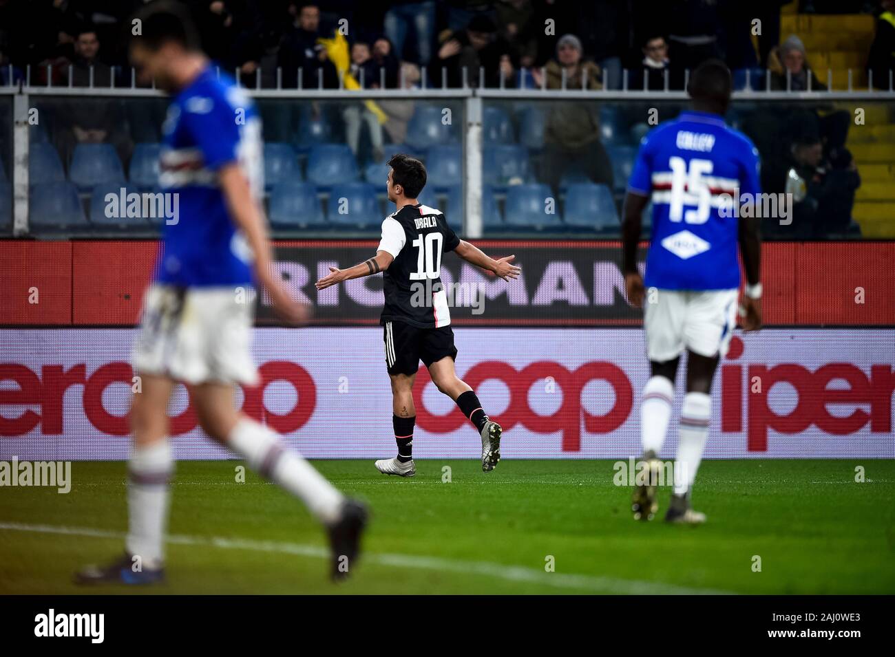 Genua, Italien. 18 Dezember, 2019: Paulo Dybala von Juventus Turin FC feiert nach dem Scoring ein Ziel während der Serie ein Fußballspiel zwischen UC Sampdoria und Juventus Turin. FC Juventus gewann 2-1 über UC Sampdoria. Credit: Nicolò Campo/Alamy leben Nachrichten Stockfoto