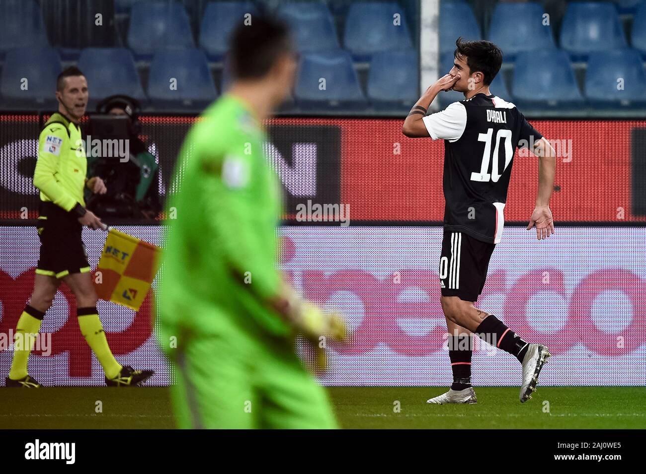 Genua, Italien. 18 Dezember, 2019: Paulo Dybala (R) von Juventus Turin FC feiert nach dem Scoring ein Ziel während der Serie ein Fußballspiel zwischen UC Sampdoria und Juventus Turin. FC Juventus gewann 2-1 über UC Sampdoria. Credit: Nicolò Campo/Alamy leben Nachrichten Stockfoto
