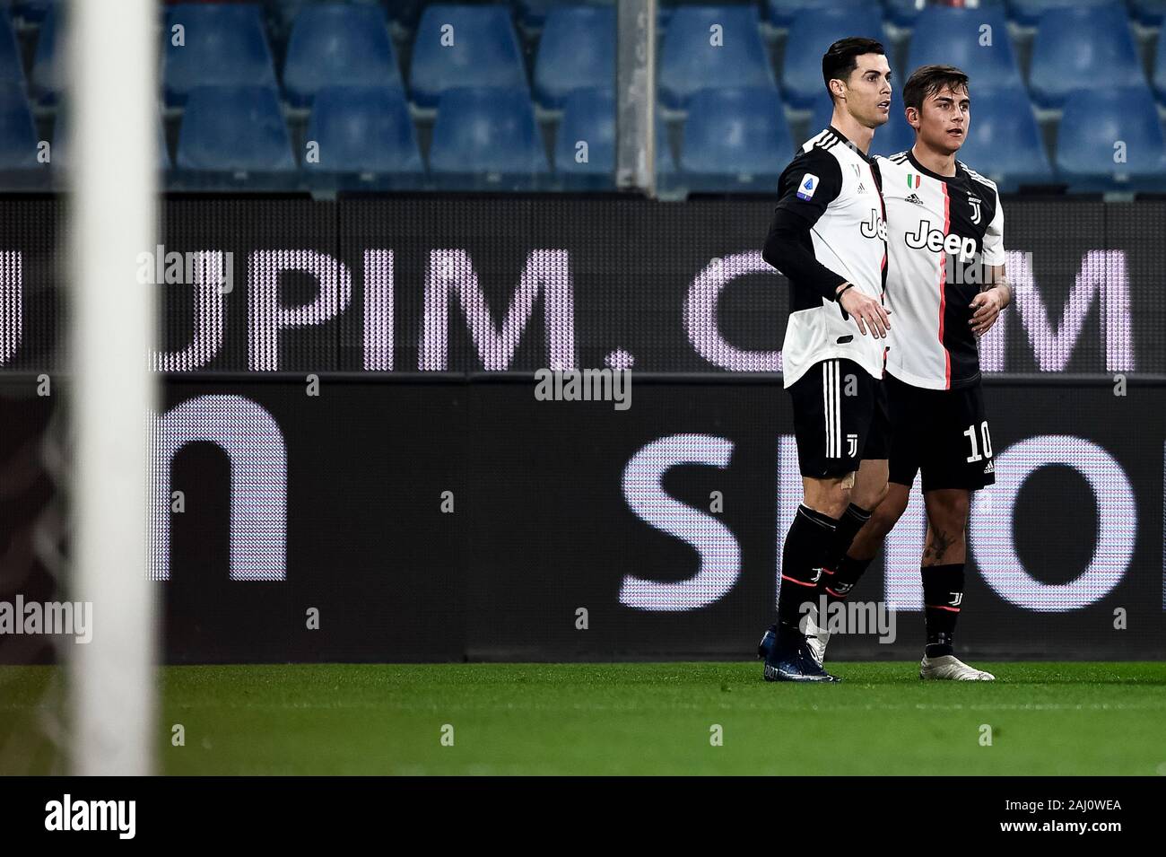 Genua, Italien. 18 Dezember, 2019: Paulo Dybala (R) von Juventus Turin FC feiert mit Cristiano Ronaldo von Juventus Turin FC, nachdem er ein Ziel während der Serie ein Fußballspiel zwischen UC Sampdoria und Juventus Turin. FC Juventus gewann 2-1 über UC Sampdoria. Credit: Nicolò Campo/Alamy leben Nachrichten Stockfoto
