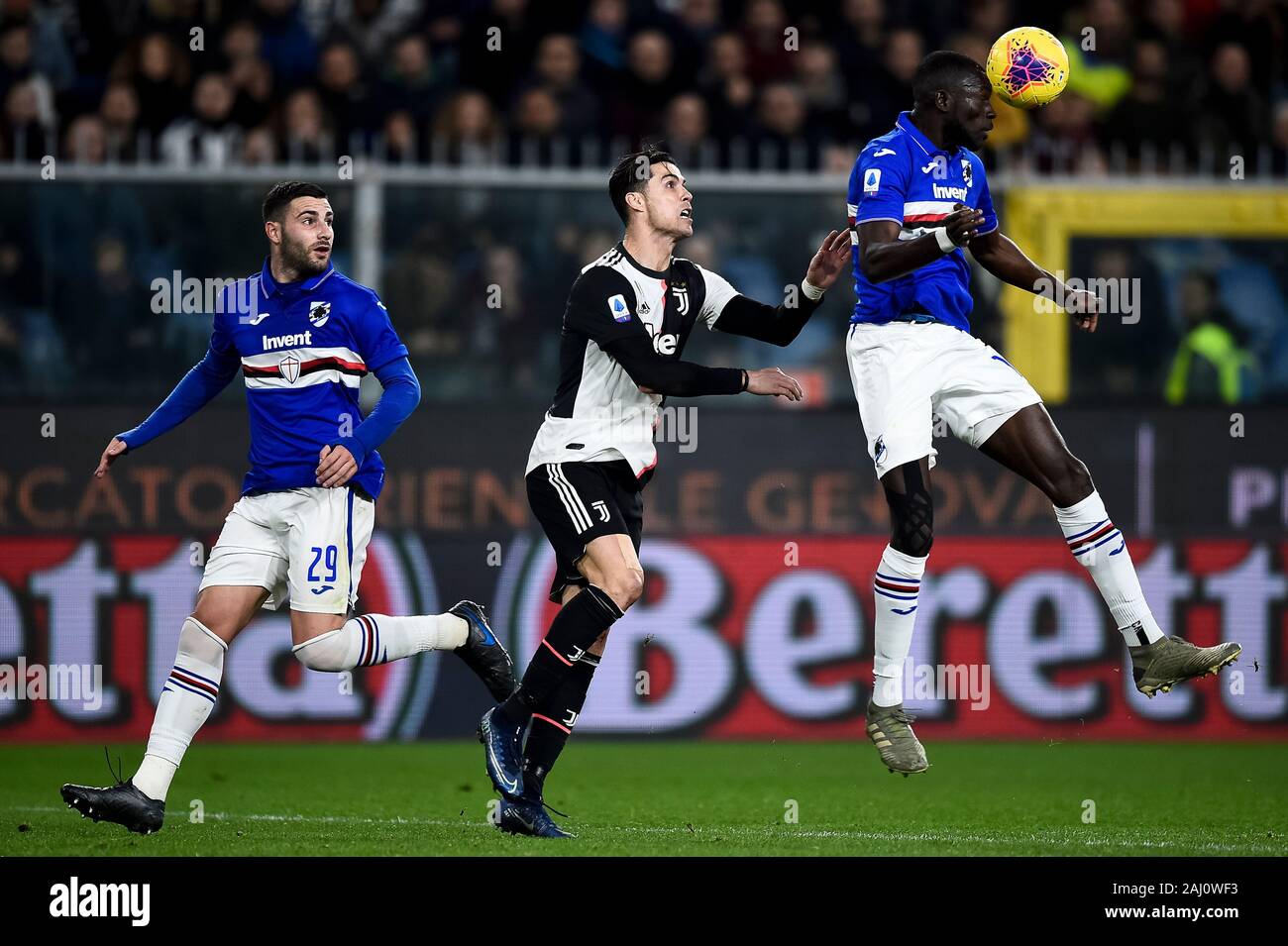 Genua, Italien. 18 Dezember, 2019: Omar Colley (R) der UC Sampdoria konkurriert für einen Header mit Cristiano Ronaldo von Juventus Turin in der Serie A Fußballspiel zwischen UC Sampdoria und Juventus Turin. FC Juventus gewann 2-1 über UC Sampdoria. Credit: Nicolò Campo/Alamy leben Nachrichten Stockfoto