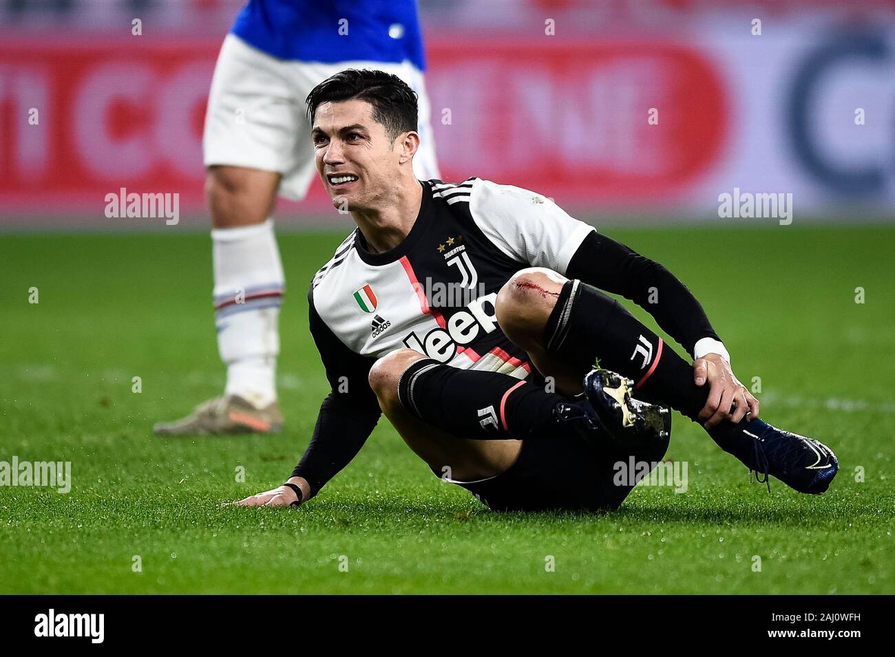 Genua, Italien. 18 Dezember, 2019: Cristiano Ronaldo von Juventus Turin FC berührt seine Knöchel während der Serie ein Fußballspiel zwischen UC Sampdoria und Juventus Turin. FC Juventus gewann 2-1 über UC Sampdoria. Credit: Nicolò Campo/Alamy leben Nachrichten Stockfoto