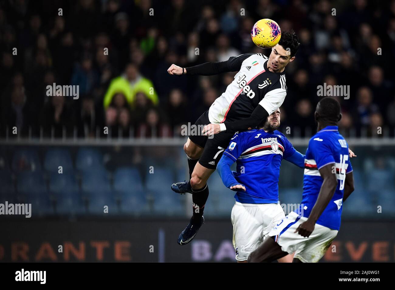 Genua, Italien. 18 Dezember, 2019: Cristiano Ronaldo (L) von Juventus Turin FC ein Tor während der Serie ein Fußballspiel zwischen UC Sampdoria und Juventus Turin. FC Juventus gewann 2-1 über UC Sampdoria. Credit: Nicolò Campo/Alamy leben Nachrichten Stockfoto