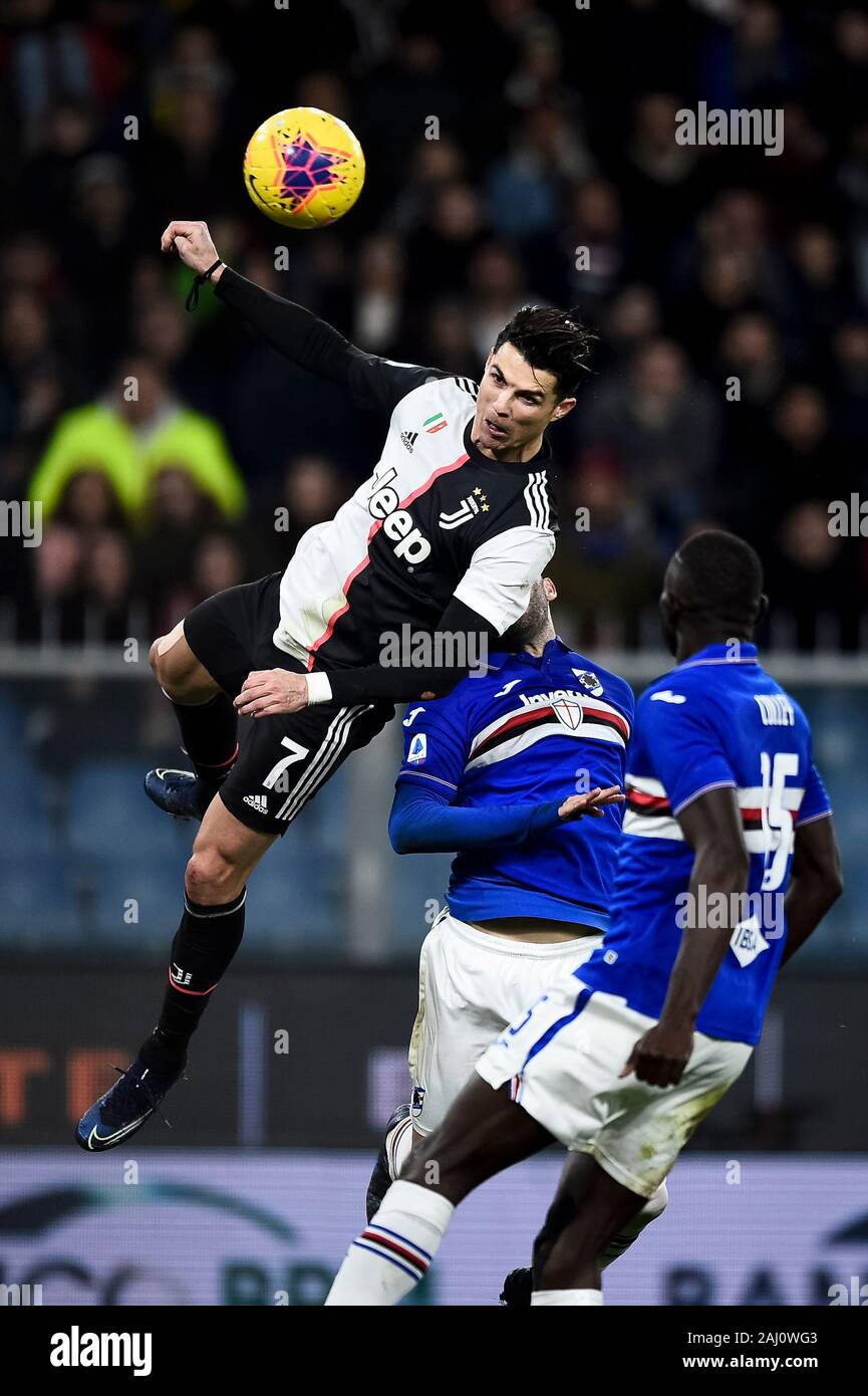 Genua, Italien. 18 Dezember, 2019: Cristiano Ronaldo (L) von Juventus Turin FC ein Tor während der Serie ein Fußballspiel zwischen UC Sampdoria und Juventus Turin. FC Juventus gewann 2-1 über UC Sampdoria. Credit: Nicolò Campo/Alamy leben Nachrichten Stockfoto