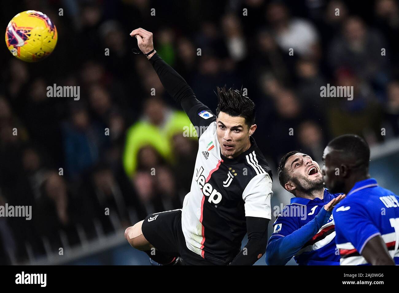 Genua, Italien. 18 Dezember, 2019: Cristiano Ronaldo (L) von Juventus Turin FC ein Tor während der Serie ein Fußballspiel zwischen UC Sampdoria und Juventus Turin. FC Juventus gewann 2-1 über UC Sampdoria. Credit: Nicolò Campo/Alamy leben Nachrichten Stockfoto