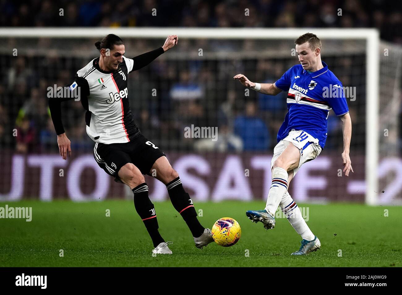 Genua, Italien. 18 Dezember, 2019: Adrien Rabiot (L) des FC Juventus konkurriert für die Kugel mit Jakub Jankto von UC Sampdoria in der Serie A Fußballspiel zwischen UC Sampdoria und Juventus Turin. FC Juventus gewann 2-1 über UC Sampdoria. Credit: Nicolò Campo/Alamy leben Nachrichten Stockfoto