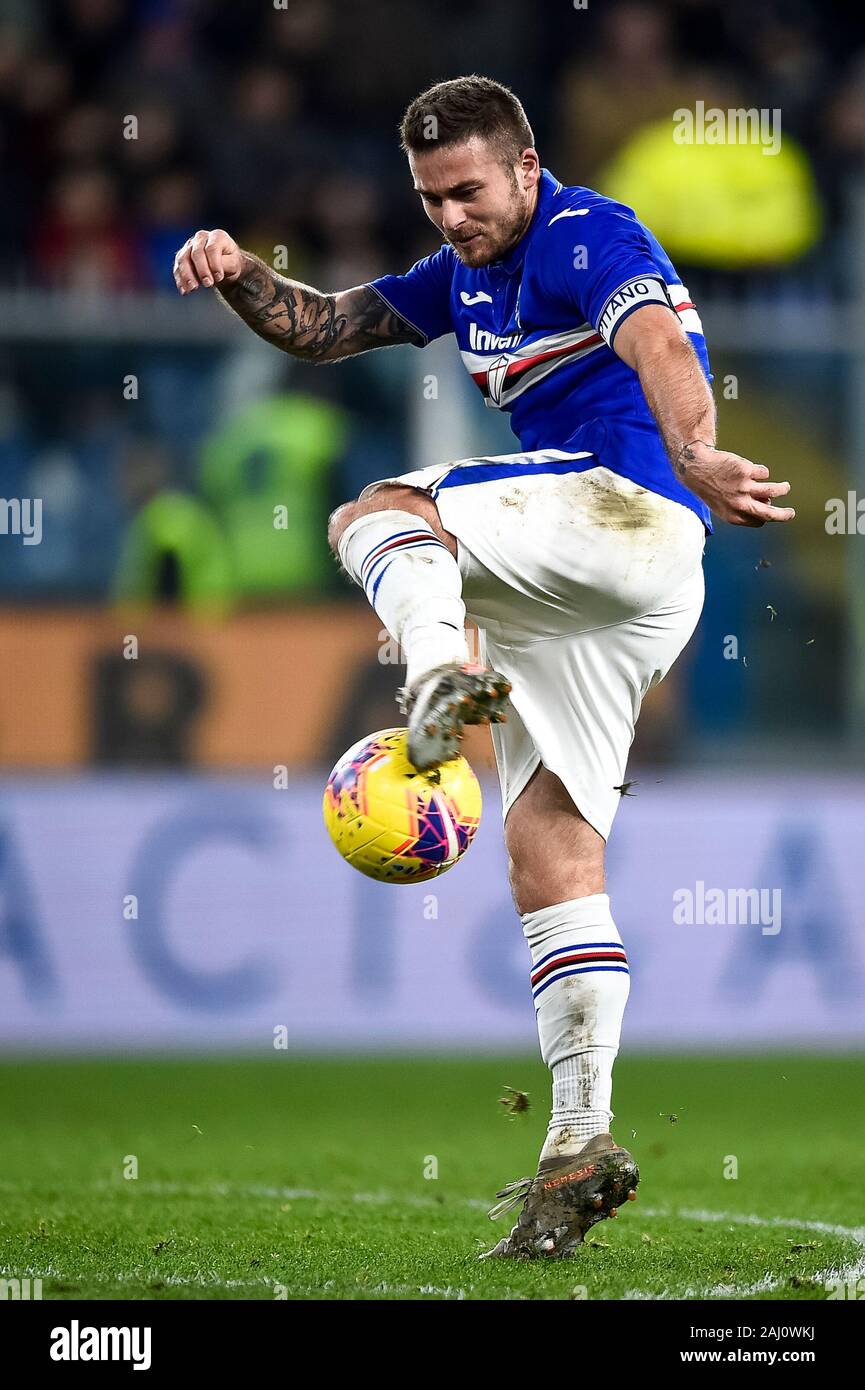 Genua, Italien. 18 Dezember, 2019: Karol Linetty von UC Sampdoria kickt den Ball während der Serie ein Fußballspiel zwischen UC Sampdoria und Juventus Turin. FC Juventus gewann 2-1 über UC Sampdoria. Credit: Nicolò Campo/Alamy leben Nachrichten Stockfoto