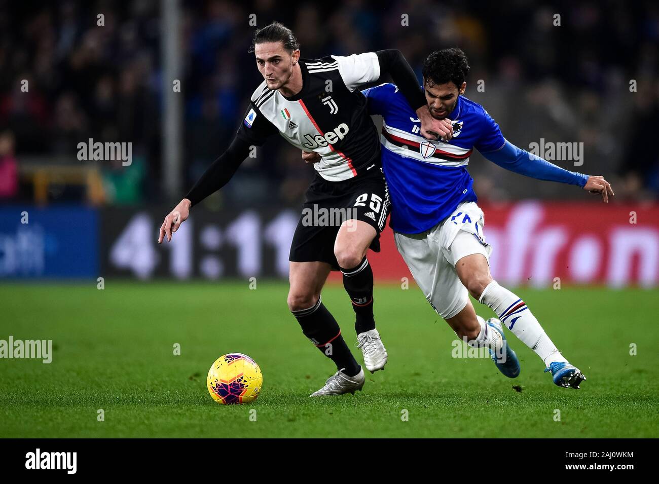 Genua, Italien. 18 Dezember, 2019: Adrien Rabiot (L) des FC Juventus wird von Mehdi Leris von UC Sampdoria in der Serie A Fußballspiel zwischen UC Sampdoria und Juventus FC herausgefordert. FC Juventus gewann 2-1 über UC Sampdoria. Credit: Nicolò Campo/Alamy leben Nachrichten Stockfoto