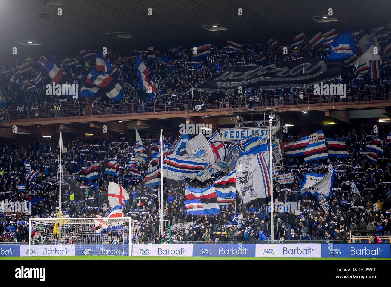 Genua, Italien. 18 Dezember, 2019: Fans von UC Sampdoria in Sektor "Curva Sud' zeigen ihre Unterstützung vor der Serie ein Fußballspiel zwischen UC Sampdoria und Juventus Turin. FC Juventus gewann 2-1 über UC Sampdoria. Credit: Nicolò Campo/Alamy leben Nachrichten Stockfoto