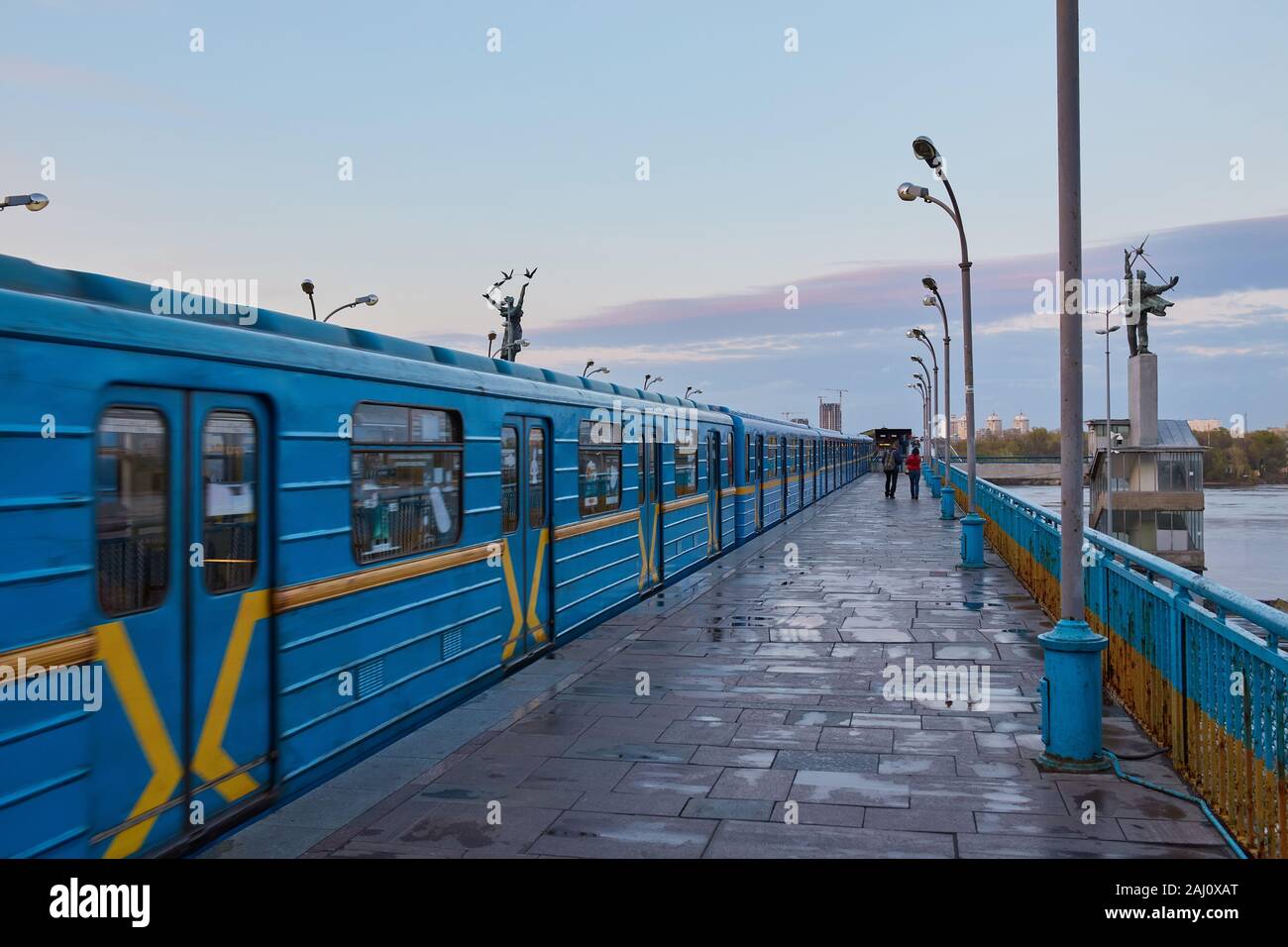 U-Bahn zur U-Bahn-Station Dnipro in Kiew, Ukraine Stockfoto