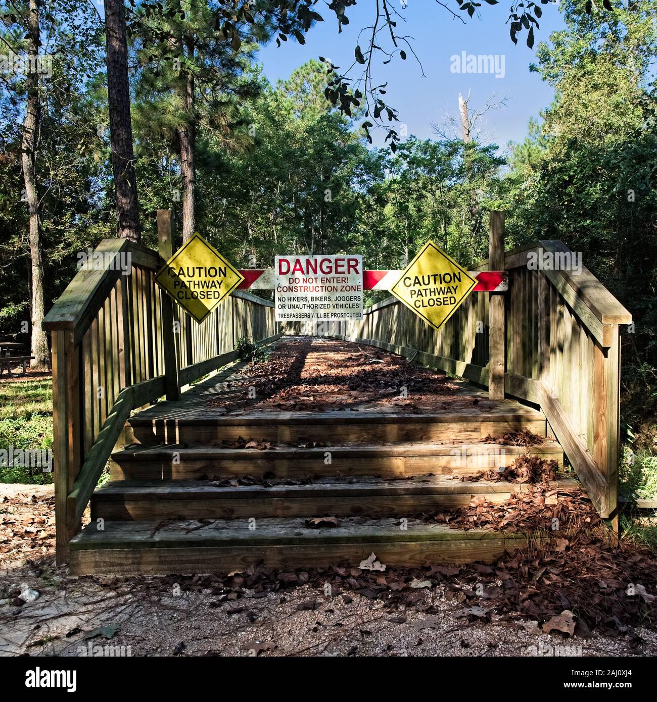Feder TX USA - 10/10/2019 - hölzerne Brücke geschlossen Warnschild Stockfoto